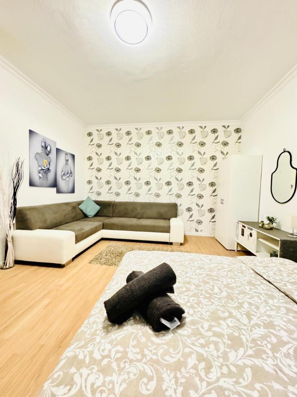 Cozy In A For Groups, 16-mins To Blumengaerten Apartment *